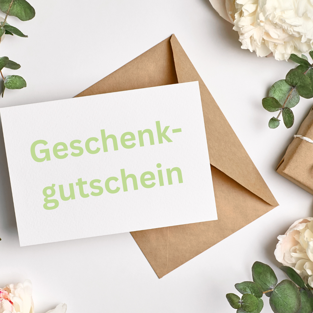 Geschenkgutschein Karte mit Umschlag, umgeben von Blumen und einem Geschenk.