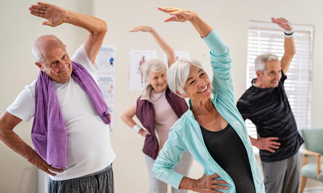 Ältere Menschen beim Pilates und Yoga. Lachen und sind gesund und munter.