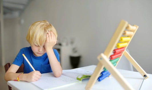 Kind sitzt konzentriert am Tisch mit gesunden Lebensmitteln und Nahrungsergänzungsmitteln – symbolisch für natürliche Unterstützung bei ADHS durch Mikronährstoffe, Omega-3-Fettsäuren, Vitamine und ausgewogene Ernährung.
