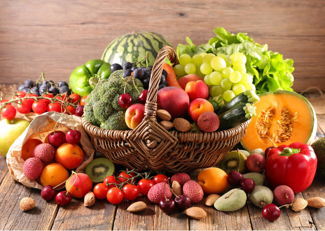 Ein farbenfroher Salat gefüllt mit einer Vielfalt an Obst und Gemüse in leuchtenden Farben wie Rot, Grün, Orange und Blau. Diese Vielfalt deutet auf einen hohen Gehalt an Polyphenolen hin, wertvollen Pflanzenstoffen für die Gesundheit.
