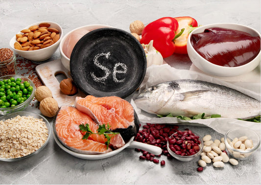 Nahrungsmittel, die wertvolles Selen liefern und so die Leberfunktion, die Entgiftung und das Immunsystem unterstützen. Zu sehen sind unter anderem Paranüsse und Fisch.