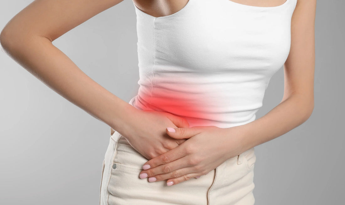 Silent Inflammation im Darm entsteht, wenn das Gleichgewicht der Darmflora (Mikrobiom) gestört ist, die Darmschleimhaut durchlässig wird („Leaky Gut“) und das Immunsystem dauerhaft gereizt wird.