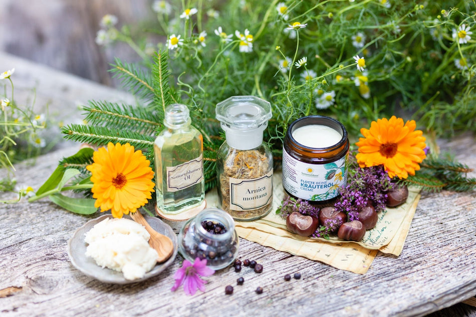 SonnenMoor Kräuteröl Creme Flotte Beine Kräutersalbe - 90gDie rein natürliche Kräutersalbe (Flotte Beine) ist ideal für die Pflege beanspruchter Haut und Beine. Mit Kräutern und Pflanzen in Arzneibuchqualität wie Arnika, Ro