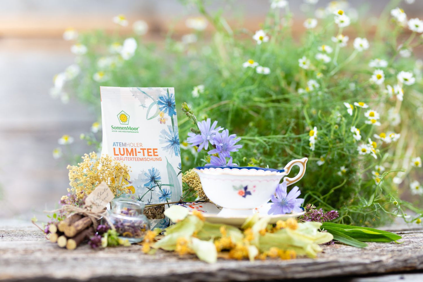 SonnenMoor Lumi-Tee® Kräutermischung für Lunge, Hals und Rachen - 50 gUnser Lumi-Tee® verleiht ein harmonisierendes und befreiendes Gefühl in Lunge, Hals und Rachen. Auch für die Bronchien und Atemwege ist er ein hilfreicher Partner mi